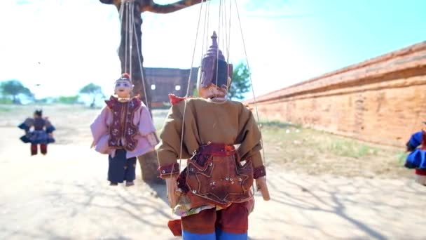 传统的缅甸弦木偶形状的 Nats 在户外市场摊位 位于古庙墙 — 图库视频影像