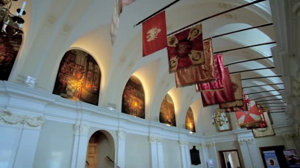 波兰切斯托霍瓦 2018年6月12日 贾斯纳戈拉修道院骑士大厅装饰着一系列的旗帜和横幅 6月12日在切斯托霍瓦 — 图库视频影像