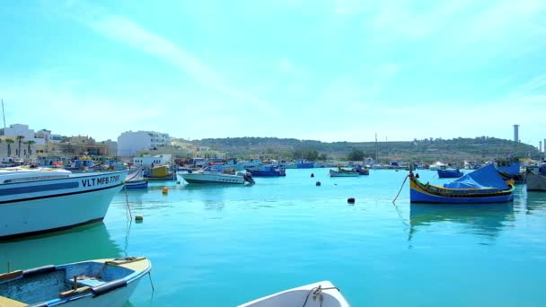 マルサシュ ロック マルタ 2018 朝マルサシュ ロック ハーバーはマルサシュ ロックの 日係留漁船と Maltezze — ストック動画