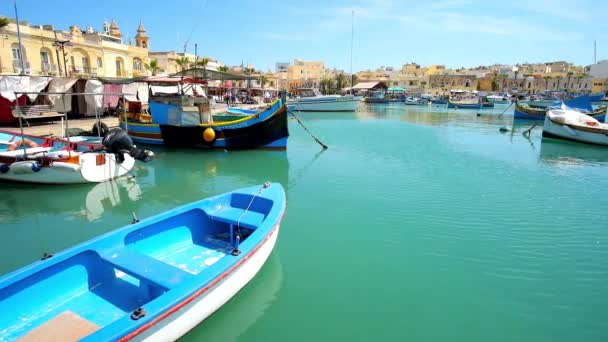 Marsaxlokk Malta Giugno 2018 Porto Marsaxlokk Bay Con Numerosi Pescherecci — Video Stock