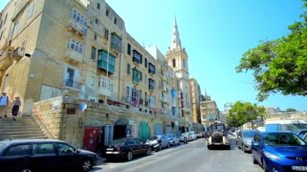 Valletta Malta Června 2018 Turistické Tramvajové Jednotky Ulicí Marsamxett Výhledem — Stock video