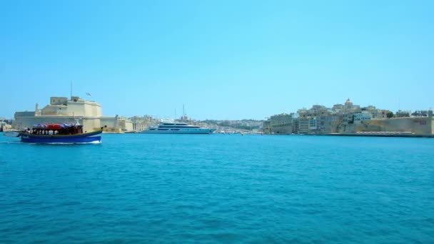 Валлетта Мальта Июня 2018 Года Небольшая Прогулочная Лодка Туристами Плавает — стоковое видео