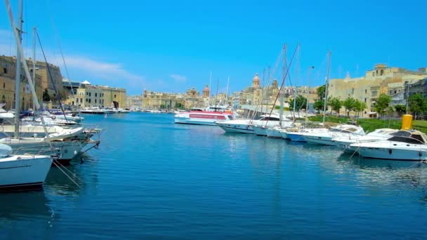 Senglea Malta June 2018 Bright Blue Waters Vittoriosa Marina Moored — Stock Video