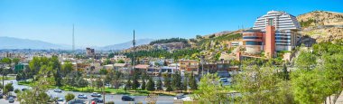 Allah ekber Gorge panoraması ile meşgul Şehirlerarası karayolu ve semtte bulunan kayalık dağ sıralarının arasında Iran Şiraz,.