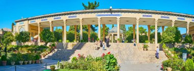 Şiraz, Iran - 13 Ekim 2017: Doğal giriş colonnade, mezar, Farsça yazıtlar ile dekore edilmiş ve 13 Ekim'de Shiraz Mussala bahçeleri, yeşilliklerle çevrili tolga han, Panoraması.