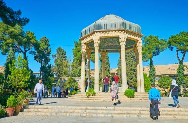 Şiraz, Iran, 13 Ekim 2017: peyzaj, 13 Ekim'de Shiraz içinde ve huzurlu burayı mimarisi zevk ziyaretçiler doğal Mussala Gardens, tolga han mezarı yürüyüş.