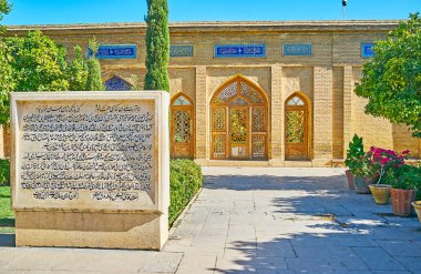 Şiraz, Iran - 13 Ekim 2017: Mussala bahçeleri hizmet yer neşeli zaman yerli halk ve turistler, karmaşık, 13 Ekim'de Shiraz içinde Hafız cenazeye geldiğin için harcama olarak.