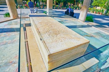 Şiraz, Iran - 13 Ekim 2017: Hafız mermer mezar Farsça kaligrafi ve güzel İslam desenleri, 13 Ekim'de Shiraz süslüdür.