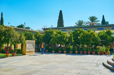 Şiraz, Iran - 13 Ekim 2017: Yeşil ağaçlar ve çiçekler tencere Mussala bahçeleri, 13 Ekim'de Shiraz içinde Hafız mezar ile işgal merkezi etrafı sarın.