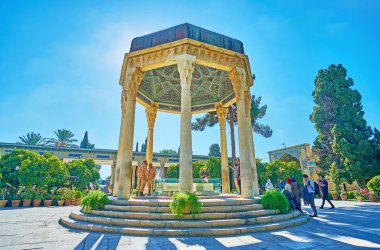 Şiraz, Iran - 13 Ekim 2017: Hafız mezar şehir popüler yer, insanlar ağaçlarının Mussala bahçeleri, 13 Ekim'de Shiraz, efsanevi şair, şiirlerini okumak zaman harcamak için ziyaret edin.