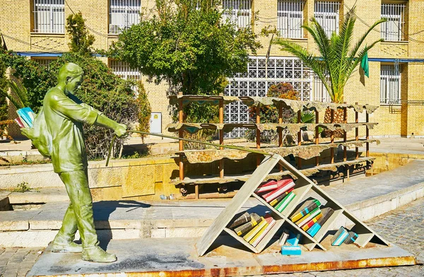 伊朗设拉子 2017年10月13日 10月13日在设拉子 一个拿着袋子 装满书 汇集书架的年轻人的雕塑 — 图库照片