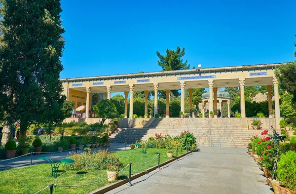 Shiraz Irán Octubre 2017 Territorio Del Mausoleo Hafez Ubicado Exuberantes — Foto de Stock