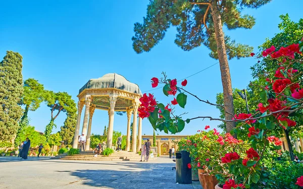 Shiraz Iran October 2017 Lview Scenic Pavilion Tomb Hafez Blooming — Stock Photo, Image