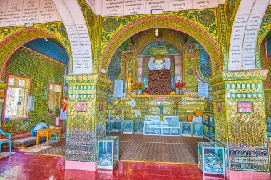 Mandalay, Myanmar - 23 Şubat 2018: Su Taung Pyae Pagoda küçük resim evi 23 Şubat Mandalay yılında Lord Buddha heykeli ile.