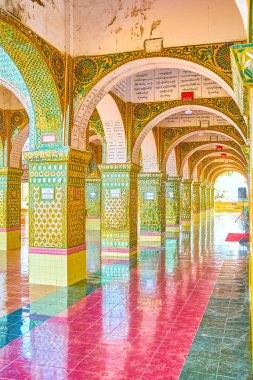 Mandalay, Myanmar - 23 Şubat 2018: Güzel Galerisi, Su Taung Pyae tapınak wirrorwork dekorasyon ve 23 Şubat Mandalay kemerler üzerinde freskleri ile.