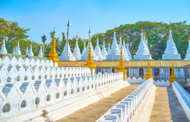Ünlü Kuthodaw Pagoda Trapitaka metinleri beyaz stupas, Mandalay, Myanmar içinde ile karmaşık