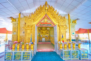 Mandalay, Myanmar - 23 Şubat 2018: Birmanya Altın heykeller ve oymalarla girişindeki ile dekorasyon Kuthodaw Pagoda, görüntü evine 23 Şubat Mandalay içinde stil