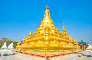 Kuthodaw Pagoda güzel altın stupa ile karmaşık ziyaret ve beyaz stupas, Mandalay, Myanmar çevreleyen