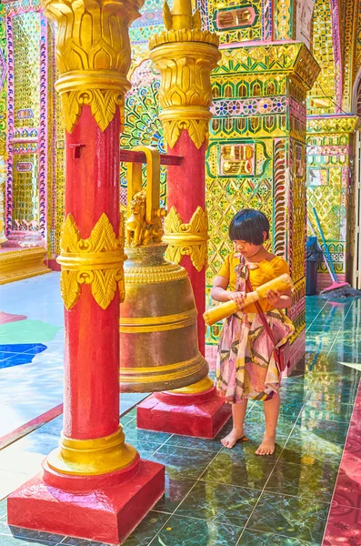 缅甸曼德勒 2018年2月23日 Taung Pyae 塔镜院 小女孩执行佛教仪式 她敲响大钟与木块 在2月23日在曼德勒 — 图库照片