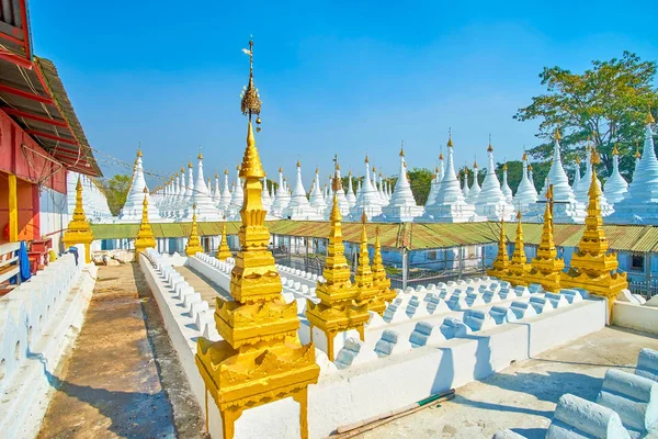 Kuthodaw Pagoda Stupas만 미얀마 텍스트와 태블릿의 금액으로 영광된 하나입니다 — 스톡 사진