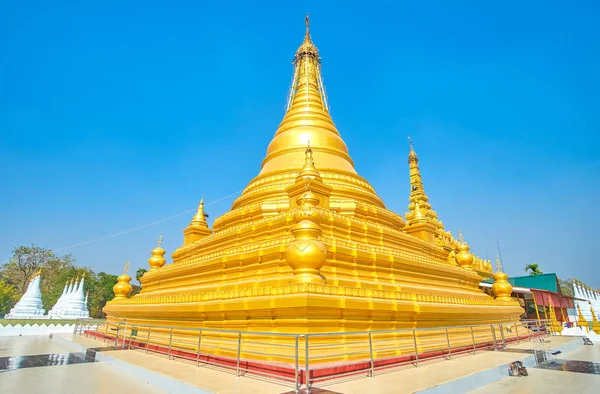 Visitando Kuthodaw Pagoda Complexo Com Bela Stupa Dourada Stupas Branco — Fotografia de Stock