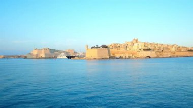 Valletta Grand Harbour - Birgu ve Senglea, korunmuş tahkimatı, doğal kiliseler ve tarihi konaklar, Malta için ünlü ortaçağ şehirleri boyunca romantik iyi yolculuklar.