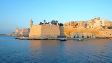 Senglea, Malta - 18 Haziran 2018: L-Isla (Senglea), Haziran 18 Senglea içinde Valletta Grand Harbour, suları ile yıkanır Ortaçağ surlarının izle.