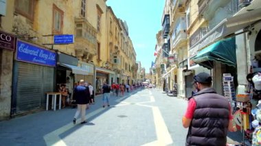 Valletta, Malta - 19 Haziran 2018: Yoğun tüccarlar cadde üzerinde Haziran 19 Valletta popüler turistik Hediyelik eşya mağazaları, Aile dükkanlar, kafeler ve yerel Gümüşçüler, geleneksel atölyeler için.