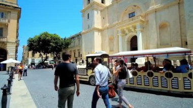 Valletta, Malta - 19 Haziran 2018: St John Co Cathedral cephe üzerinde Haziran 19 Valletta aynı adlandırılmış Meydanı'nda, turistik tren.