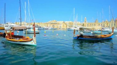 Senglea, Malta - 19 Haziran 2018: Doğal ahşap luzzu tekneler geleneksel Malta gemileri, onları, 19 Haziran Senglea tarihinde Senglea sahil mesire boyunca yürüyüş bulmak kolaydır.