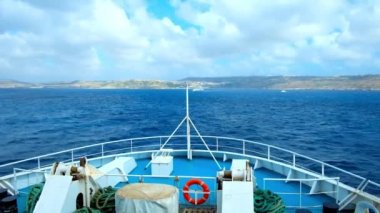  Ghajnsielem, Malta - 15 Haziran 2018: Malta ve Gozo adaları, güzel doğa, deniz manzarası ve karşıdan gelen feribot, 15 Haziran Ghajnsielem izlemek arasında kısa feribot gezisi tadını çıkarın.