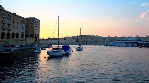 Senglea Senglea バレッタ ヨットのマリーナ ボートの中世の街を望む Senglea マルタ 2018 ロマンチックなサンセット クルーズ — ストック動画
