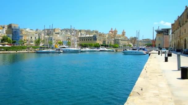 Örömteli Napi Séta Középkori Erődített Város Senglea Isla Tengerparti Sétányán — Stock videók