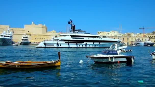 Senglea Malta Juni 2018 Den Moderna Lyxyacht Parkering Väggarna Fort — Stockvideo