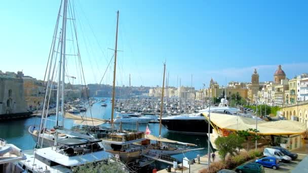 Lyxbåtar Vittoriosa Marina Ligger Mellan Medeltida Städer Över Birgu Och — Stockvideo