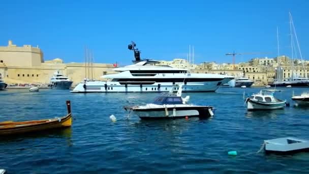 Senglea マルタ 2018 歩く海辺のプロムナード立派なヨット 小型ボートと伝統的な Luzzu 船のマリーナを望む Senglea — ストック動画