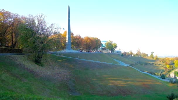 영원한 영광의 공원에 위치한 키예프 오벨리스크의 무덤에 군인과 푸르른이을 색상의 — 비디오