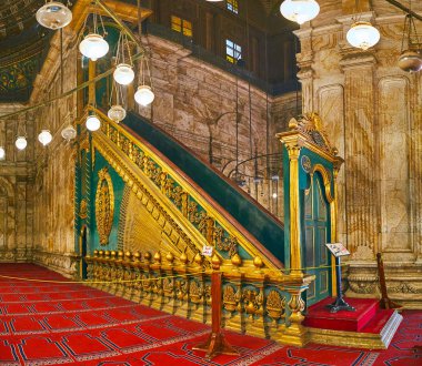 Cairo, Mısır - 21 Aralık 2017: Muhammed Ali (Alabaster) Camii, Selahaddin Eyyubi Kalesi olan, üzerinde 21 Aralık Kahire'de yaldızlı oyma desenleri ile dekore edilmiş ahşap minber