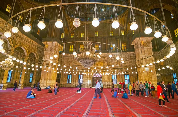 観光客のグループが 日カイロで歴史的なモハメド アラバスター モスクのサラディン シタデル その美しさで有名のインテリアを楽しむカイロ エジプト 2017 — ストック写真