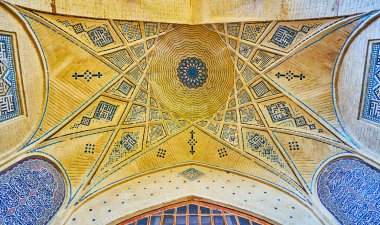 Hafezieh giriş portalı kabartma ve döşenmiş yıldız ve geometrik desen, Şiraz, Iran ile süslüdür.