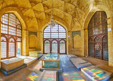 Şiraz, Iran - 13 Ekim 2017: Panorama, Hafezieh - taş mezarları ile memorial hall, 13 Ekim'de Shiraz, tuğla, petek dekorasyon ile süs kasa.