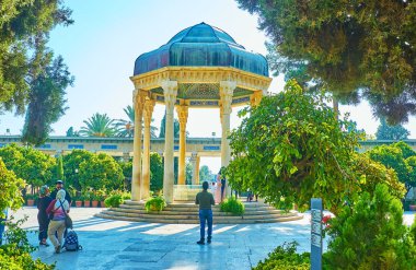 Şiraz, Iran - 13 Ekim 2017: Mussala bahçeleri ve tolga han mezarı karmaşık ünlü yerli halk ve turistler, 13 Ekim'de Shiraz içinde şehri ziyaret arasında nesnelerdir.