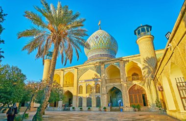 Karmaşık Imamzadeh Ali Ibn tarık kutsal tapınak cephesi iki küçük minare ve soğanlı kubbe, Şiraz, Iran ile dekorasyon döşenir.