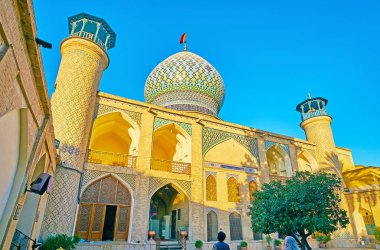 Imamzadeh Ali Ibn tarık kutsal tapınak, soğanlı kubbe ve süslü kiremitli süslemeleri, Şiraz, Iran için ünlü çarpıcı mimari zevk.
