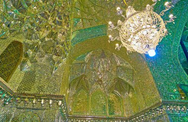 Şiraz, Iran - 12 Ekim 2017: Mukarnas dekorasyon, cam, ayna salonu, Imamzadeh Ali Ibn tarık kutsal tapınak, küçük parçalar üzerinde 12 Ekim Shiraz içinde kaplı ile doğal niş