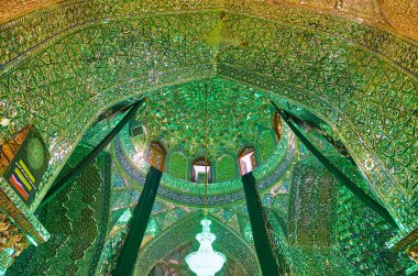 Şiraz, Iran - 12 Ekim 2017: Arch ve kubbe, ayna salonu, Imamzadeh Ali Ibn tarık kutsal tapınak inanılmaz mirrorwork ve 12 Ekim Shiraz, süslü oymalar