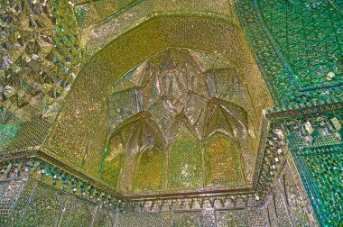 Şiraz, Iran - 12 Ekim 2017: Oyma niş içinde ayna salonu, Imamzadeh Ali Ibn tarık kutsal tapınak, Shiraz, 12 Ekim tarihinde mukarnas ayrıntılarla