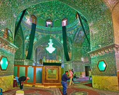 Şiraz, Iran - 12 Ekim 2017: Ayna salonu, Imamzadeh Ali Ibn tarık kutsal tapınak duvarları ve kubbe 12 Ekim Shiraz içinde orta ve süslü mirrorwork Türbesi ile