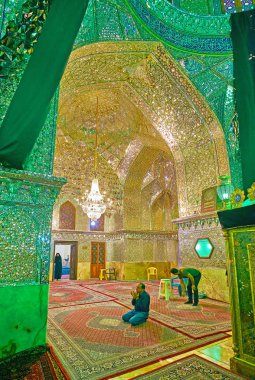 Şiraz, Iran - 12 Ekim 2017: Müslüman kulları içinde ayna salonu, Imamzadeh Ali Ibn tarık kutsal tapınak, üzerinde 12 Ekim Shiraz