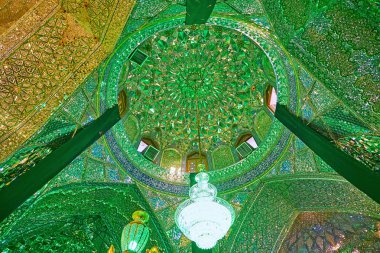 Şiraz, Iran - 12 Ekim 2017: Kubbe içinde ayna salonu, Imamzadeh Ali Ibn tarık kutsal tapınak üzerinde 12 Ekim Shiraz, ayna, Arapça hat ve çarpıcı avize, taşlarla kaplı karmaşık mukarnas süslemeli